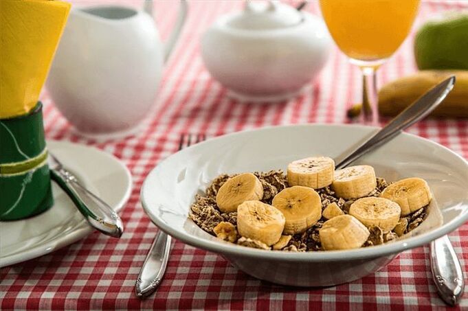 aveia com frutas vermelhas e iogurte