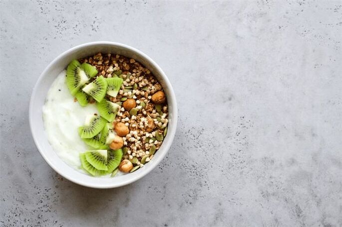 mingau de trigo sarraceno com iogurte e frutas