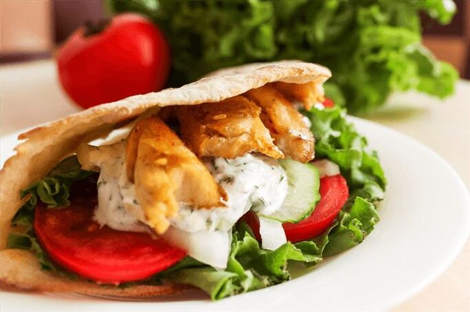 pita com legumes e peito de frango
