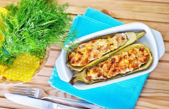 A dieta mediterrânea é rica em pratos vegetais, como abobrinha com queijo feta