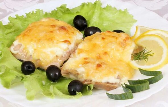 Peixe assado com queijo será um prato saboroso e saudável no cardápio da dieta mediterrânea.
