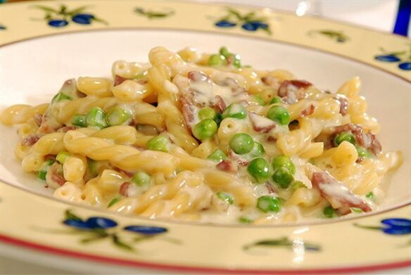 Seguindo a dieta mediterrânea, você pode cozinhar um macarrão farto com ervilhas