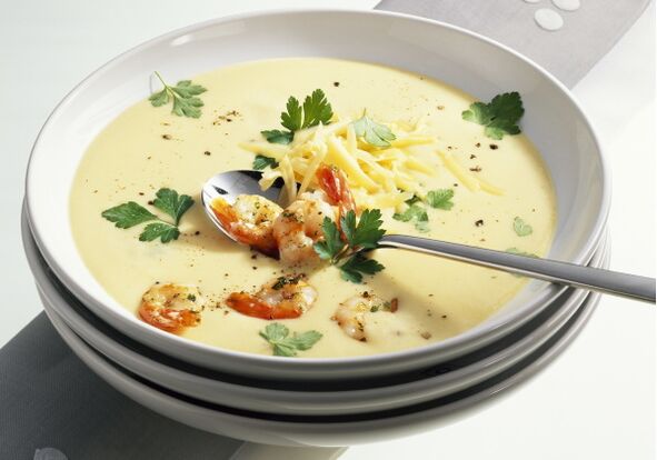 Um almoço de dieta mediterrânea pode incluir creme de queijo e sopa de frutos do mar.