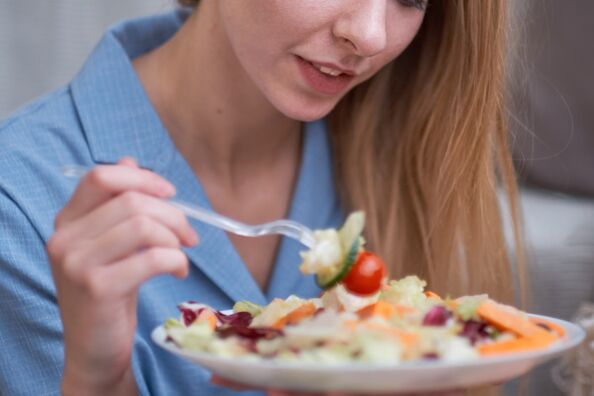 Uma mulher mudou seu estilo de vida e perdeu peso graças à dieta mediterrânea