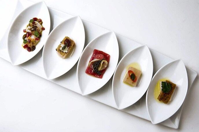 pequenas porções de pratos da dieta japonesa